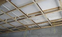 然后用快粘粉或者利用石膏填补再刮腻