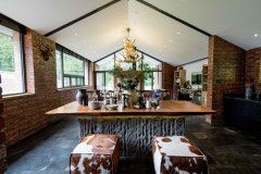 布局材料包罗：木材、石材、竹材、水泥、金属